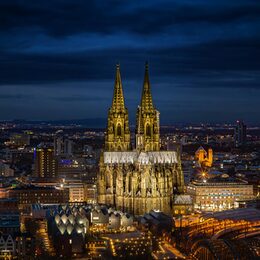 Luftaufnahme von Köln, mit Blick auf den Dom.