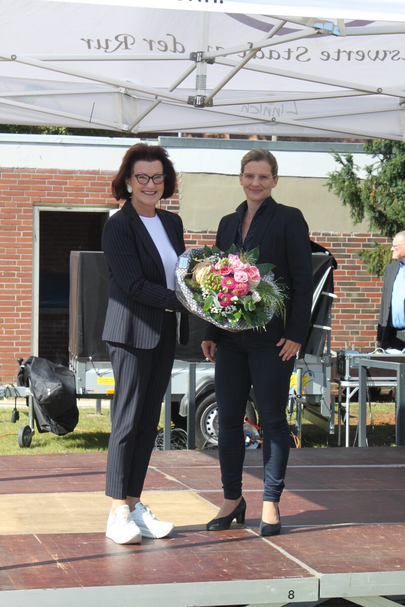 Regierungspräsidentin Gisela Walsken zur Eröffnung des Kunstrasenplatzes