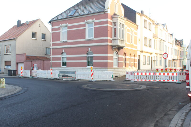 Der 3. Bauabschnitt, Erstellung des Kreisverkehrs im Bereich Rurstraße / Bendenweg, ist überwiegend fertiggestellt und zur Befahrung freigegeben
