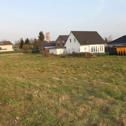 Grundstück und Einfamilienhäuser